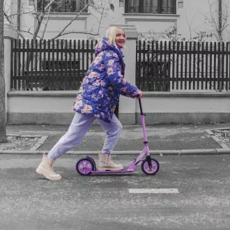 Klappbarer Scooter Story Civic Comfort mit aufblasbaren Rädern, lila Klappbarer Scooter Story Civic Comfort mit aufblasbaren Rädern, lila