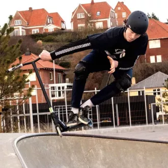 Freestyle Scooter Story High Roller Stunt, schwarz und Regenbogen Freestyle Scooter Story High Roller Stunt, schwarz und Regenbogen