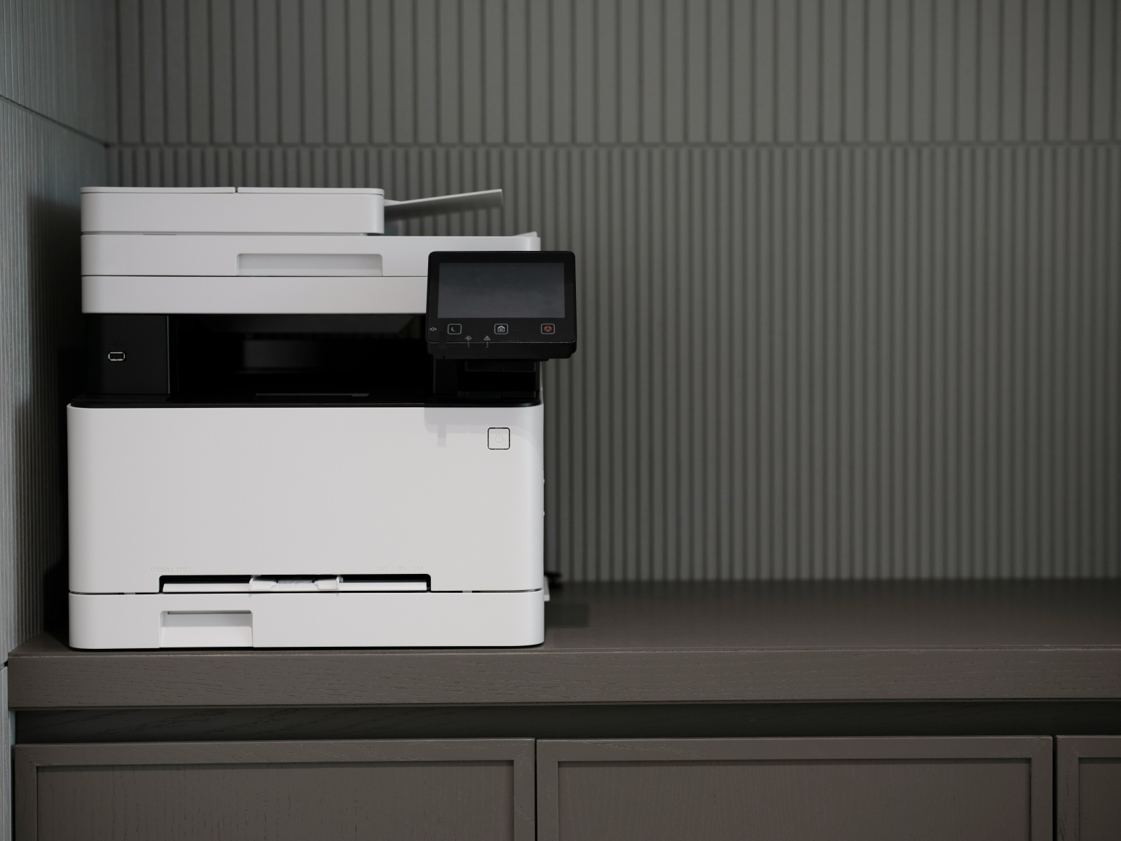 Laserdrucker auf einer Kommode im Büro
