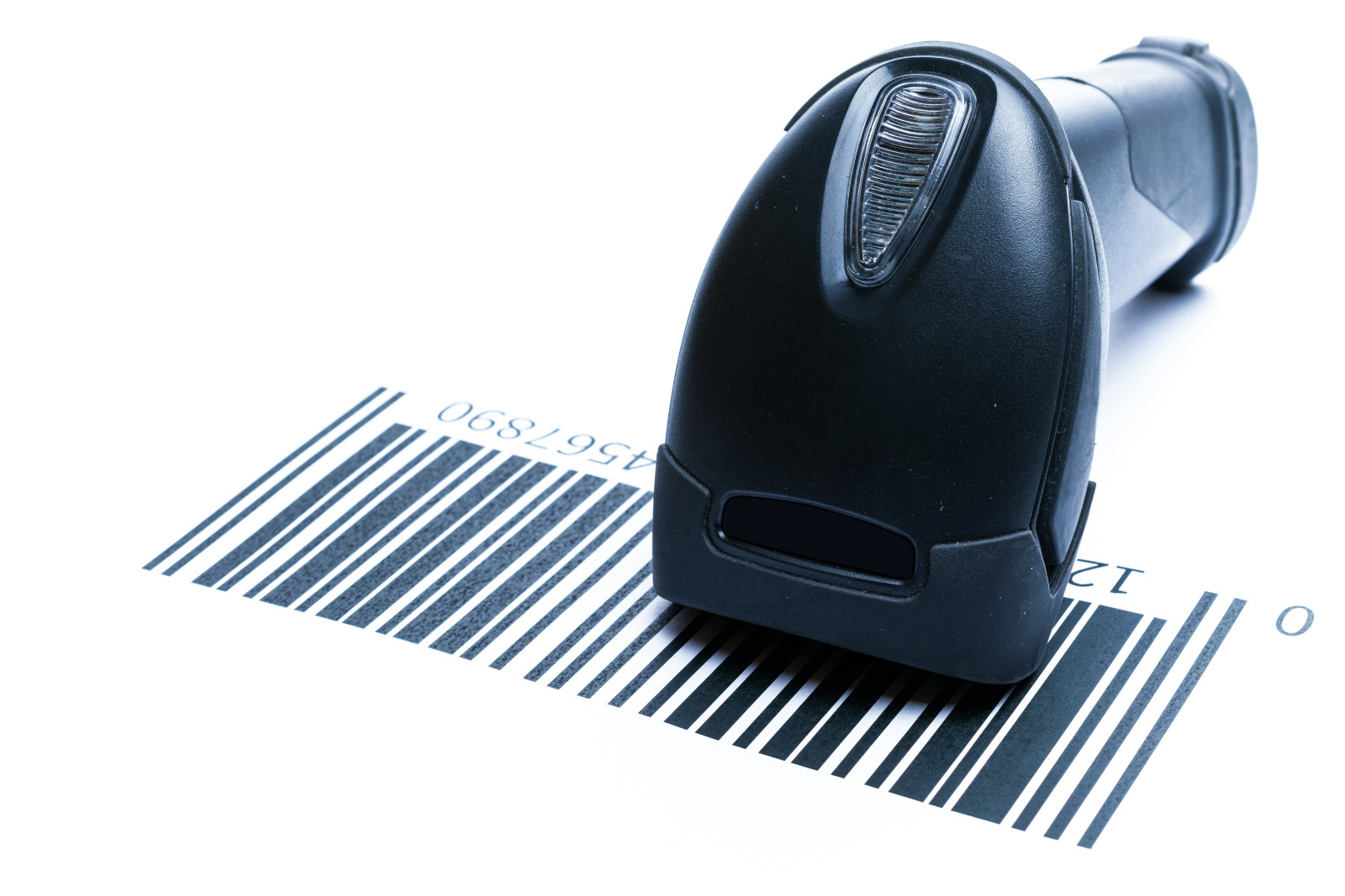 Strichcode-Scanner auf einem großen Strichcode.
