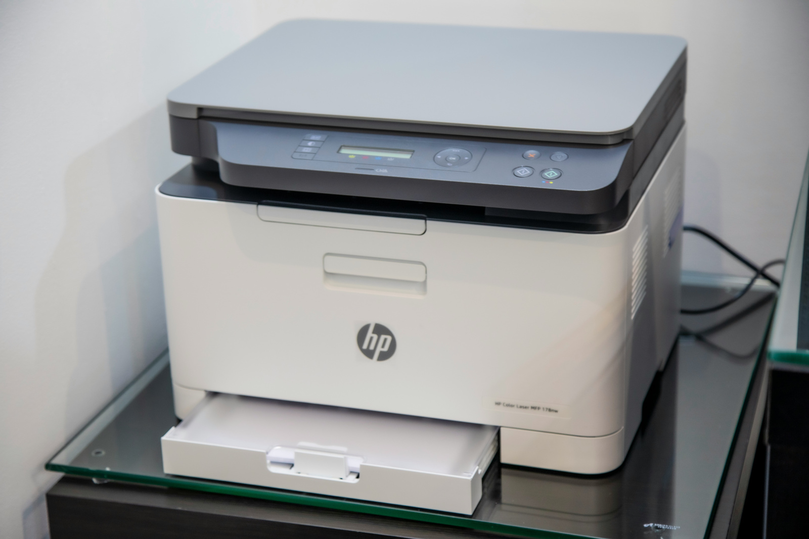 HP-Laserdrucker auf einer Glasplatte.
